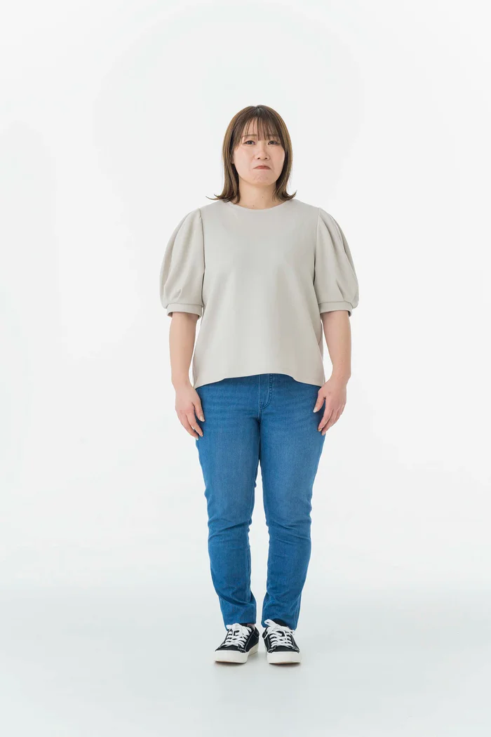 「角」のあるトップスで、肩から二の腕の丸みをシャキッとなかったことに！