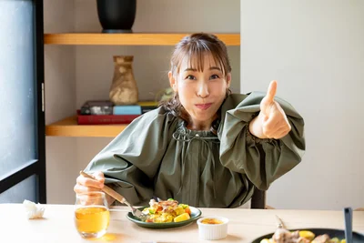 感動のポーズ！　つい動いてしまうみきママさんに小山さん「動画がメインの人だから止まれないの(笑)」