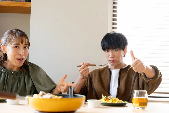 「マジでうまい!」と小山さんは何度も口に運んでサムズアップ