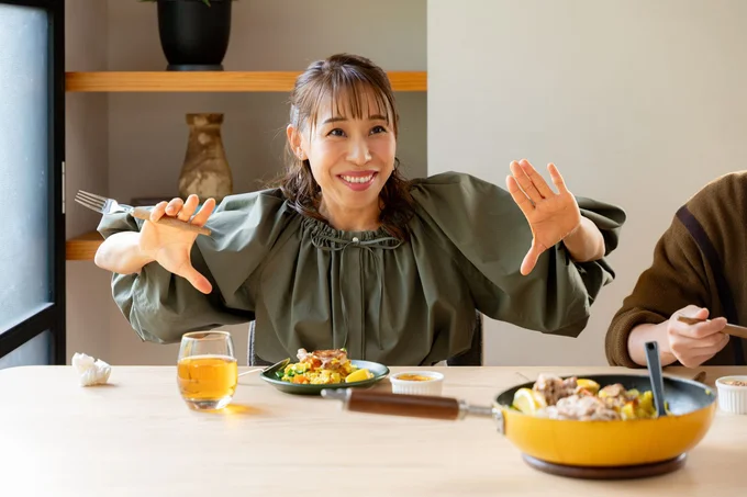 「ハンドパワー!」と楽しそうにポーズを決めるみきママさん。さすがMBTI=エンターテイナー!