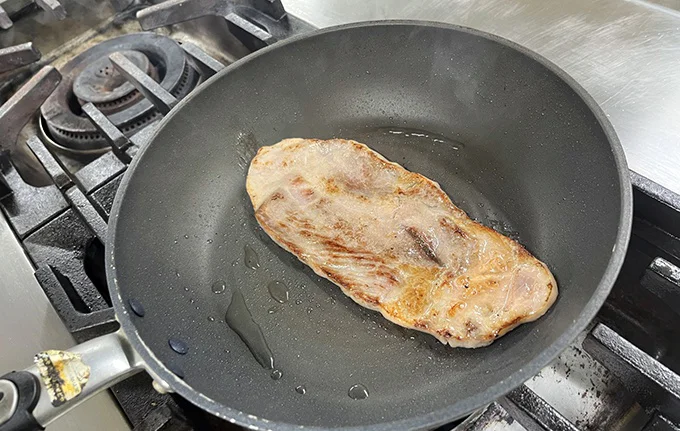 お肉は店舗で一枚ずつ丁寧に焼いて提供