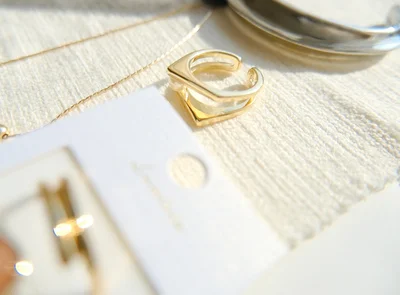 フェイクパールが付いたイヤカフ＆リング兼用のアクセ