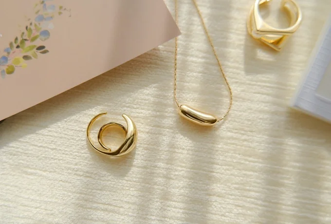 ゴールドのツヤ感が高級感のあるネックレスとイヤカフ