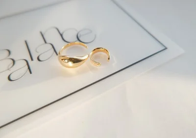 イヤカフも洗練されたデザインで、こなれ感をアップデート