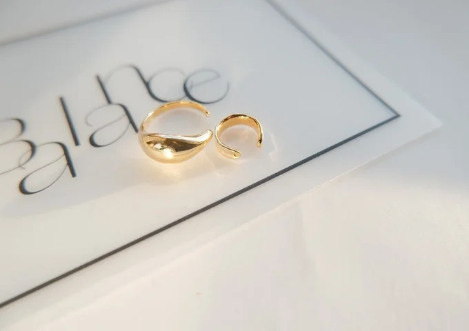 イヤカフも洗練されたデザインで、こなれ感をアップデート