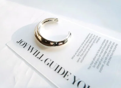 スタイリッシュなバングル