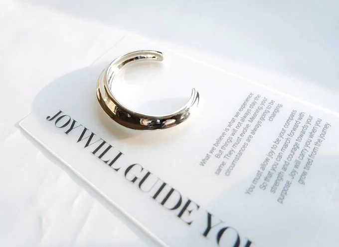 スタイリッシュなバングル