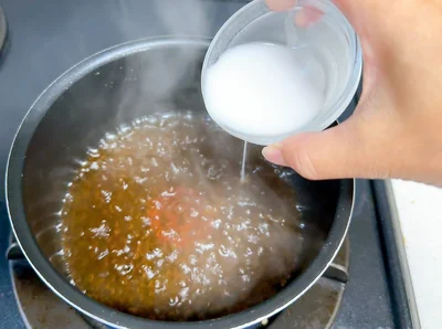 沸騰したら弱火にして、水溶き片栗粉を加えて
