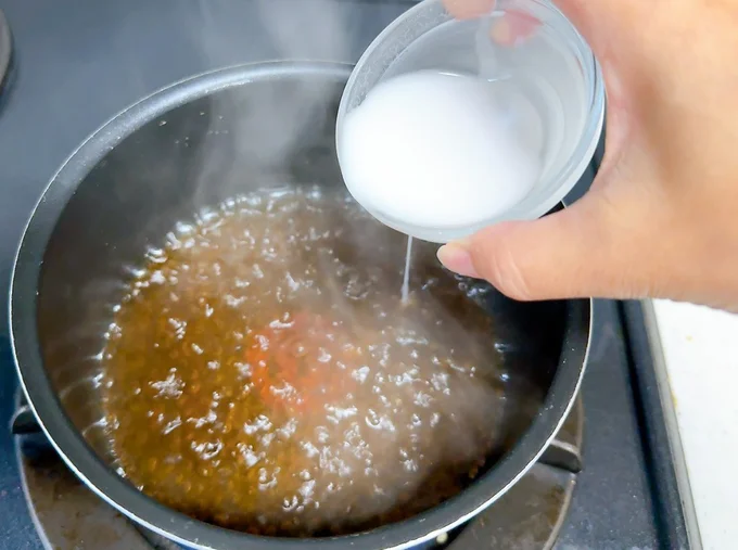 沸騰したら弱火にして、水溶き片栗粉を加えて