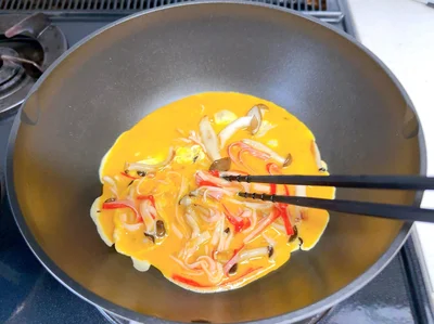 菜箸で大きくかき混ぜて