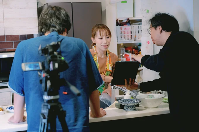 ドラマ制作班がシーンのイメージを説明。みきママさん、真剣です！