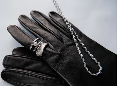 オトナな雰囲気。見た目より軽くてつけ心地も快適です