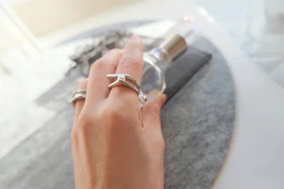 シルバーのクールな輝きとパールの気品が、手にオトナの優しいニュアンスをプラス