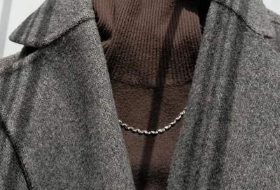 ブラウンのハイネックとグレーのコートに合わせると、素敵なアクセントになりました