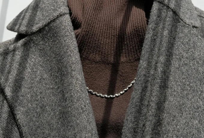 ブラウンのハイネックとグレーのコートに合わせると、素敵なアクセントになりました