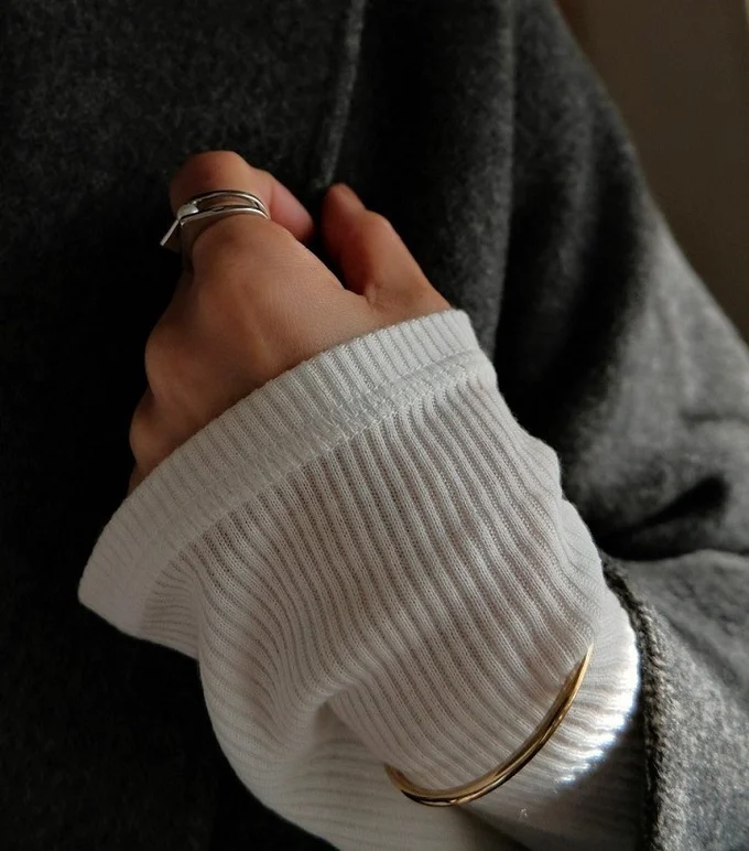 ゴールドのバングルとシルバーのリングのミックスコーデ。シンプルなスタイルにアクセをプラスするだけでこんなに映えるとは!