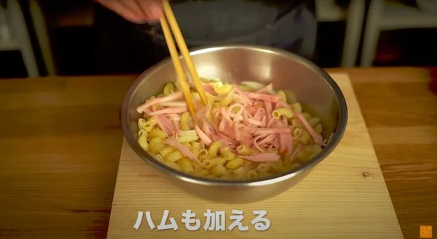 ハムも加える▶︎マヨネーズを加えれば完成ですが、ちょっと待って!