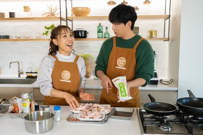 「手羽元20本だから。頑張って！」と小山さんを励ますみきママさん