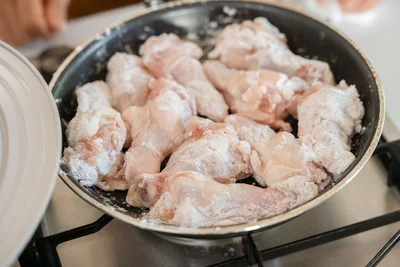 大さじ3の油で揚げ焼きが可能。鶏ももなら大さじ1以下でOKだそう。