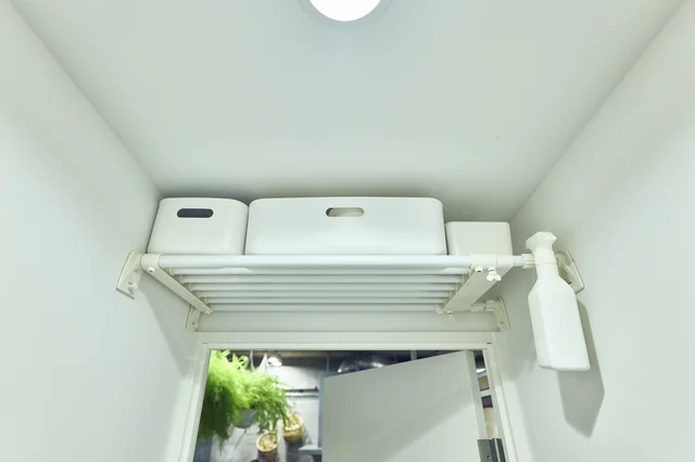 【人気整理収納アドバイザーが実践】狭い空間に必要な掃除用具こそ、浮かして収納！