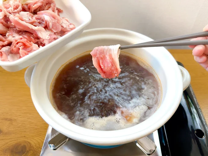 豚肉はほぐしながら入れて