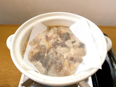 灰汁を取る。キッチンペーパーは鍋全体に広げて