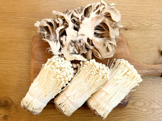 写真は3人分(えのき300g、まいたけ300g)。今回の鍋にはこんなにきのこを使います!