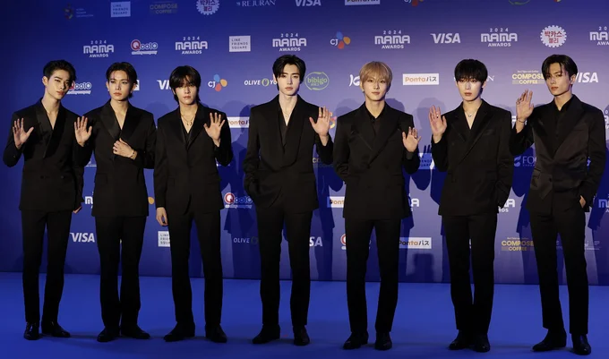 「2024 MAMA AWARDS」のレッドカーペットに登場したENHYPEN