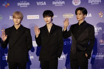 京セラドーム大阪で開催された「2024 MAMA AWARDS」レッドカーペットに登場