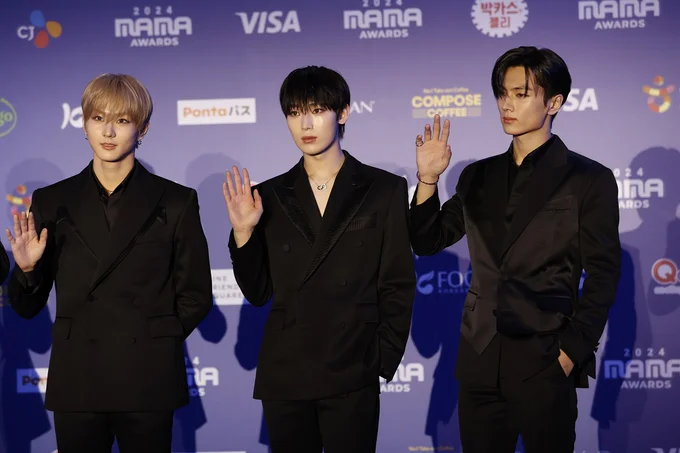京セラドーム大阪で開催された「2024 MAMA AWARDS」レッドカーペットに登場