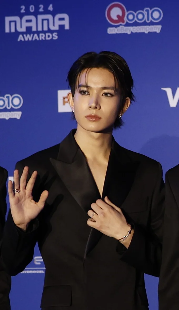 胸元がセクシーなENHYPEN ヒスン