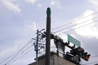 信号機の上には座敷童子を発見！