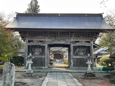 カッパ淵の隣にある常堅寺。頭部に円形状のくぼみがある「カッパ狛犬」がいます