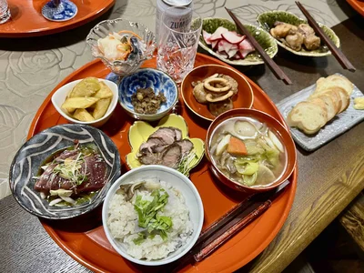 里いもメニューを中心に、南部鉄器で焼いたローストラムやカツオのカルパッチョ、香味野菜のシメサバなどが並びます
