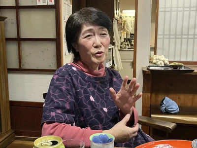 みんなで夕食を囲む楽しいひと時