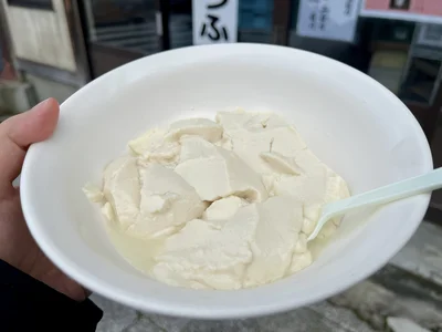 その場で食べられる「立ち食い寄せ豆腐」（200円）