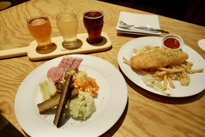 3種飲み比べセット（1350円）、前菜盛り合わせ（1200円）、至福のフィッシュ＆チップス（1350円）