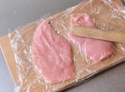 とり肉を薄くのばす