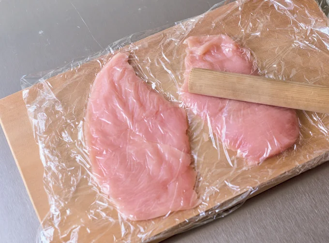 とり肉を薄くのばす