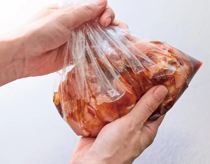 とり肉は調味料をしっかりもみ込み、味と風味をつける