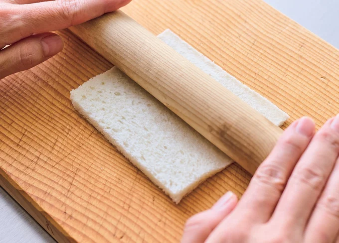 食パンはめん棒で薄くのばし、中華のクレープ風にする