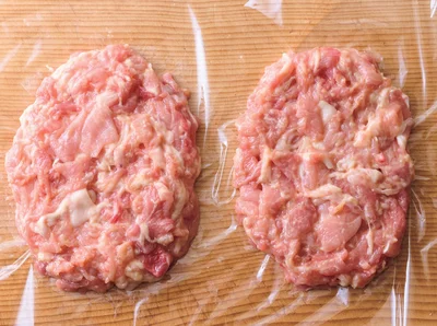 ラップの上に肉を広げ、とんカツ用肉のような1枚肉に形を整える
