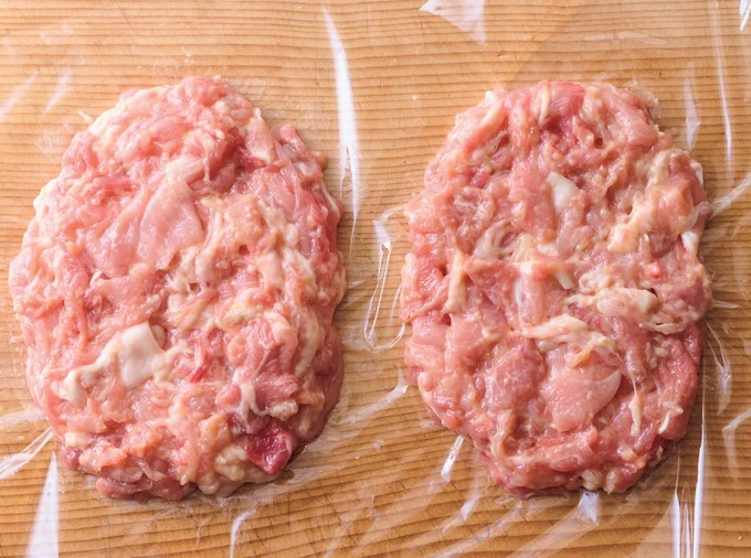 ラップの上に肉を広げ、とんカツ用肉のような1枚肉に形を整える