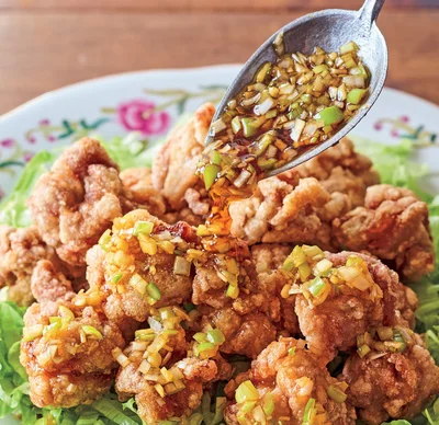 香味だれをかけてサクッ＆ジュワ〜！「豚こま油淋豚（ユーリントン）」