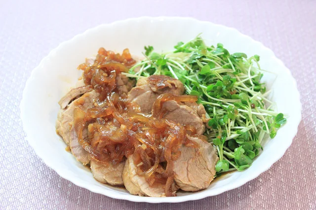 玉ねぎをふんだんに使った甘辛いソースと一緒に！「とろとろ玉ねぎ煮豚」