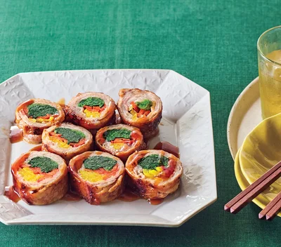 カラフルな野菜を巻き巻きした映える一皿♪「豚バラの彩り肉巻き照り焼き」