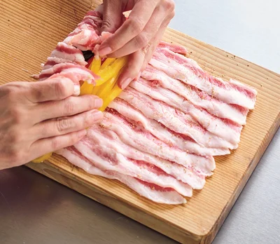 野菜をのせてきつく巻くことで、彩りよい肉巻きに仕上がる