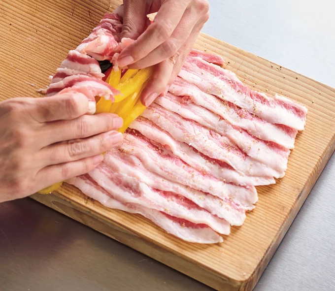 野菜をのせてきつく巻くことで、彩りよい肉巻きに仕上がる