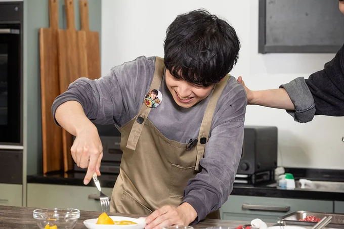 フォークを使って柿をすりおろす山下さん