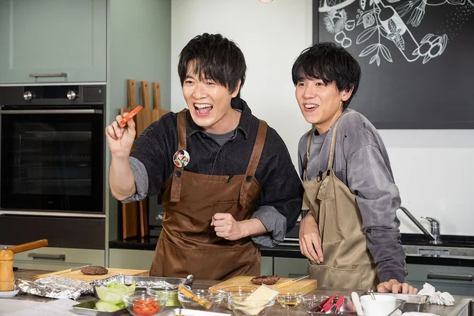 ハンバーガーならではの野菜のカットにテンションが上がるふたり